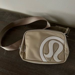 Lululemon Everywhere Belt Bag 1L - tan/white